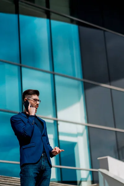 Unternehmer Telefoniert Mit Bürogebäuden Hintergrund — Stockfoto