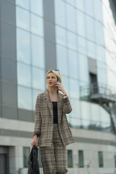 Podnikatelka Chodí Mluví Telefonu Svými Partnery — Stock fotografie