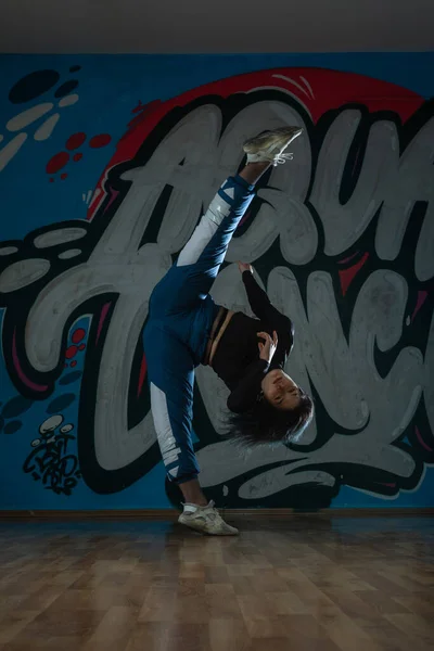 Jovem Linda Dançarina Hiphop Dança Fora Conceito — Fotografia de Stock