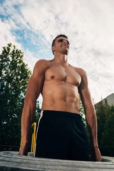 Мускулистый Мужчина Рубашки Двигает Большую Шину Концепция Подъема Тренировки — стоковое фото