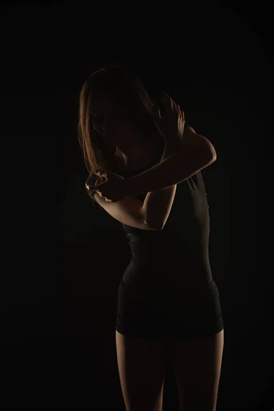 Silhouette Féminine Parfaite Posant Avec Ses Bras Sur Fond Noir — Photo