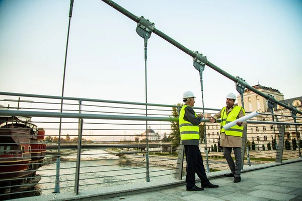 Kıdemli Inşaat Yöneticisi Köprüde Durmuş Yeni Planlar Fikirler Hakkında Konuşuyor — Stok fotoğraf