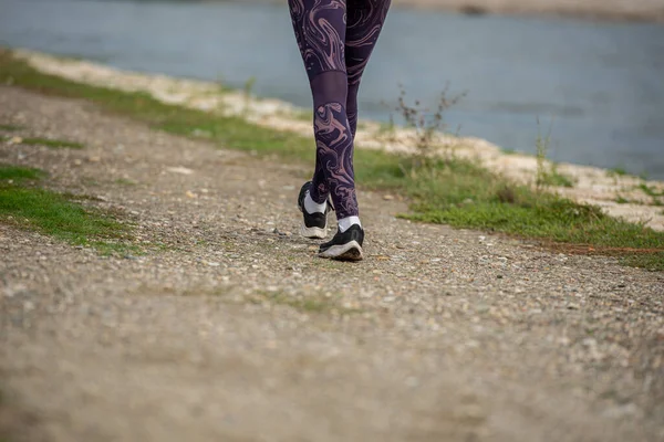 Chica Fuerte Forma Está Caminando Tomando Descanso Correr Cerca Sus — Foto de Stock