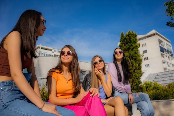 Καταπληκτικά Ελκυστικά Και Όμορφα Κορίτσια Χαμογελούν Και Κάθονται Στον Πάγκο — Φωτογραφία Αρχείου