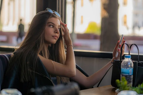 Όμορφη Και Ελκυστική Κοπέλα Παίρνει Μια Selfie Στο Καφέ Ενώ — Φωτογραφία Αρχείου