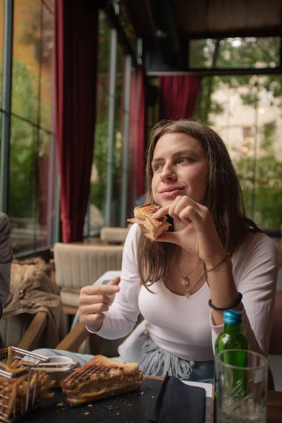 バーで食事を楽しみながら魅力的で愛らしい女の子が食べています — ストック写真