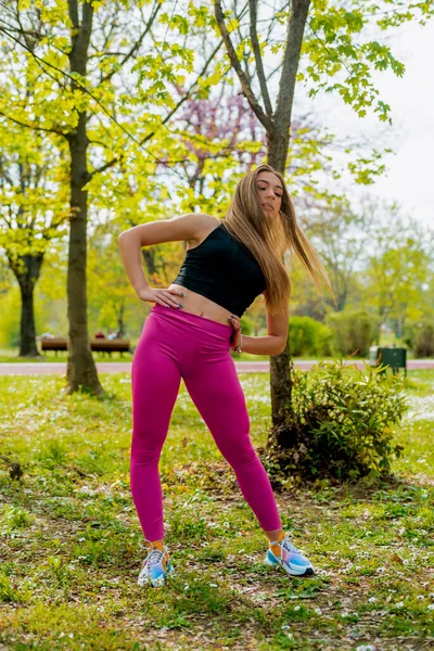 Female Runner Perfect Figure Stretch Body Muscles While Exercise Green — Stock Fotó