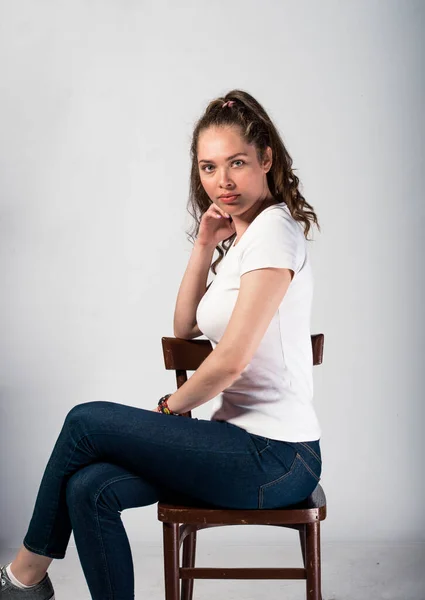 Body Shot Cool Modern Girl Wearing White Shirt Blue Jeans — Foto de Stock