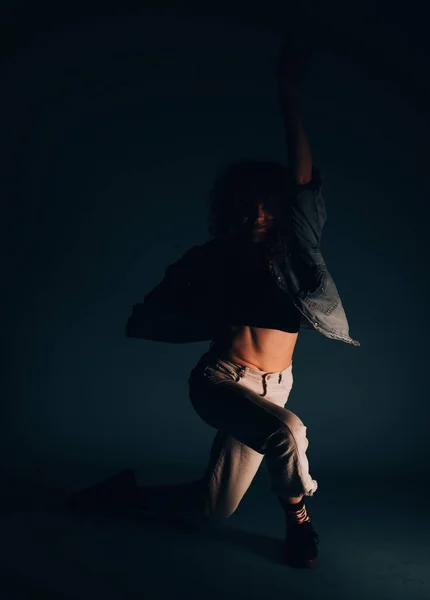 Сучасний Танцюрист Практикує Хореографічну Танцювальну Рутину — стокове фото