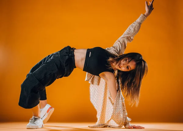 Esbelta Bailarina Flexible Durante Una Práctica Danza Estudio Moderno — Foto de Stock