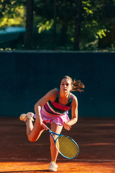 テニスコートで試合をするスポーツ女性の垂直方向の全長ビュー — ストック写真