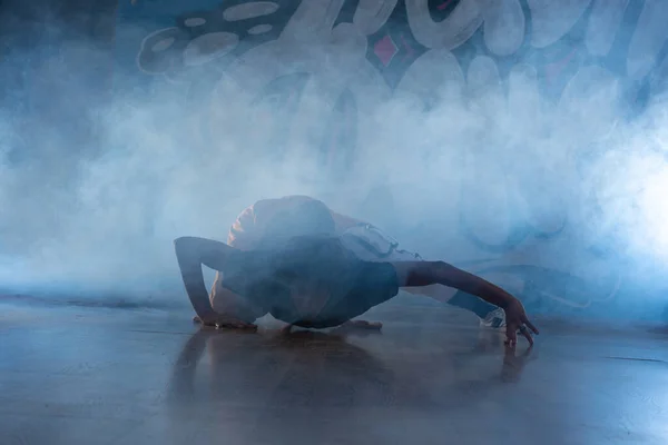 若い男ライトと煙でクラブでブレイク ダンス — ストック写真