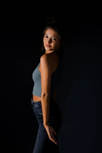 Retrato Una Hermosa Mujer Elegante Posando Sobre Fondo Negro —  Fotos de Stock