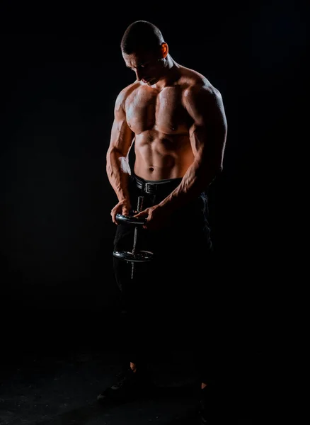 Muskelkräftiger Bodybuilder Macht Übungen Mit Gewichten Vor Schwarzem Hintergrund — Stockfoto