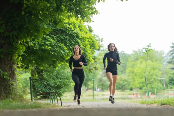 Duas Garotas Atraentes Correndo Juntas Enquanto Pensam Sobre Treinamento — Fotografia de Stock