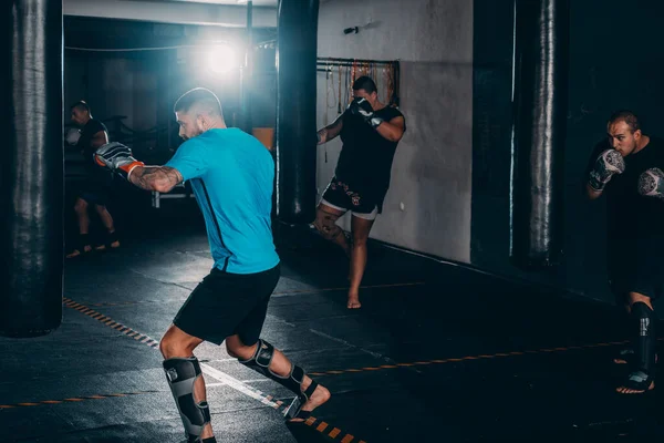 Adult Boxare Boxning Handskar Utbildning Med Boxningssäck Boxning Ett Gym — Stockfoto