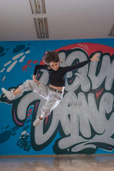 Atrakcyjna Młoda Kobieta Robi Breakdance Przejść Tle Graffiti — Zdjęcie stockowe