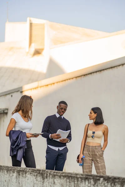 Três Pessoas Negócios Multirraciais Estão Conversando Sobre Planos — Fotografia de Stock