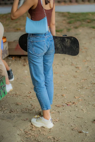 Magro Atraente Menina Está Segurando Seu Skate Enquanto Espera Por — Fotografia de Stock