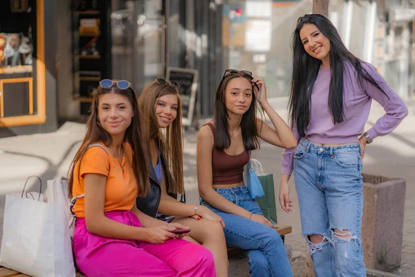 Cuatro Chicas Atractivas Hermosas Están Tomando Descanso Caminar Mientras Posan — Foto de Stock