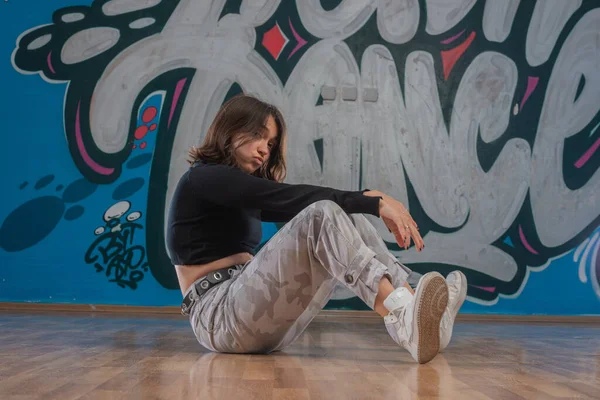 Attraktiv Ung Kvinna Gör Breakdance Flytta Över Graffiti Bakgrund — Stockfoto