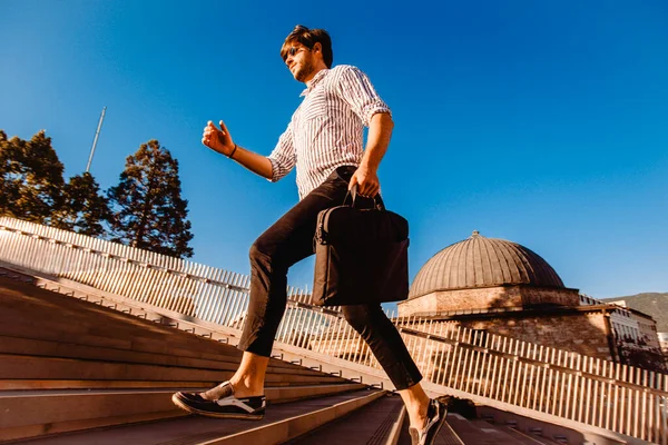 Apresuro Trabajar Longitud Completa Joven Hombre Negocios Mirando Hacia Adelante — Foto de Stock