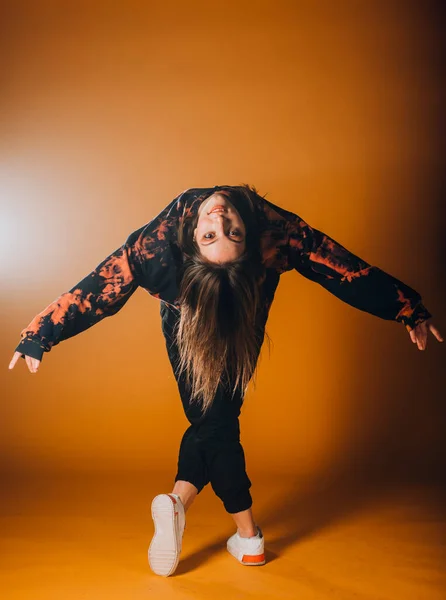 Genç Atletik Kız Çağdaş Dans Hareketleri Sergiliyor — Stok fotoğraf