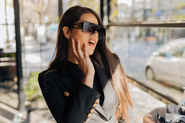 Retrato Una Atractiva Mujer Negocios Con Gafas Sol — Foto de Stock