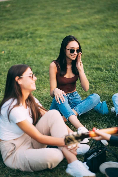 Schöne Mädchen Lächeln Und Genießen Die Gemeinsame Zeit Gras — Stockfoto