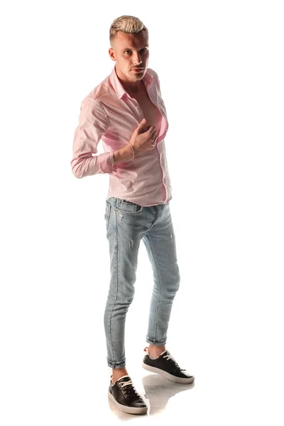 Fresco Giovane Uomo Vestito Rosa Chiaro Camicia Maniche Lunghe Posa — Foto Stock