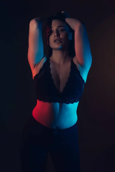 Artı Çamaşırlı Seksi Manken Büyük Göğüslü Şişman Kadın Siyah Stüdyo — Stok fotoğraf