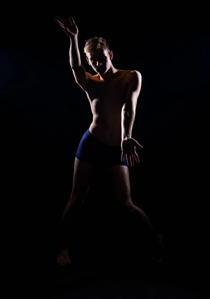 Jonge Atletische Half Naakte Man Die Hedendaagse Dansbewegingen Uitvoert — Stockfoto