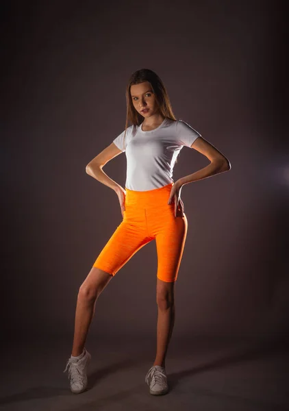 Bastante Chica Deportiva Con Leggins Cortos Color Naranja Posando Aislado —  Fotos de Stock