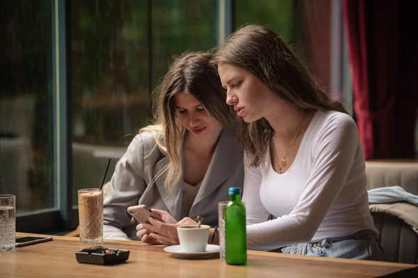 Increíbles Atractivas Chicas Están Hablando Mientras Mira Teléfono Restaurante —  Fotos de Stock