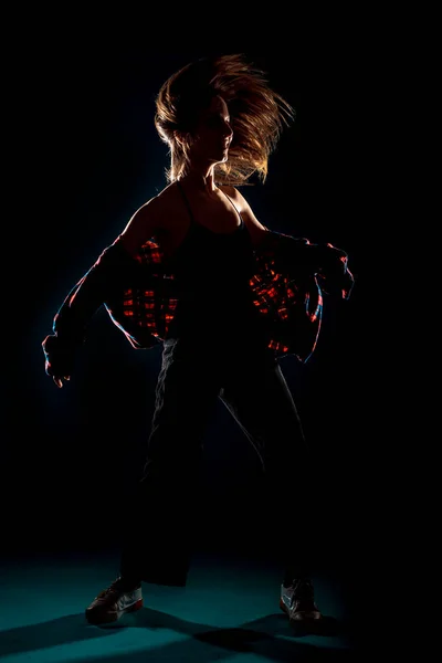 Впишеться Молода Дівчина Танцюрист Виконує Танцювальну Рутину Ізольовано Темній Студії — стокове фото