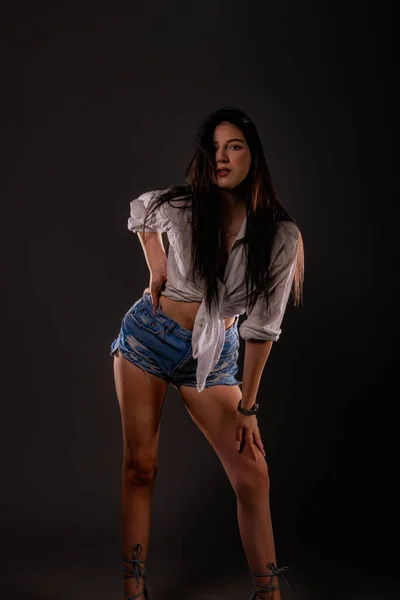 Beautiful Young Girl Posing Hwile Leaning Her Leg Studio — Stockfoto