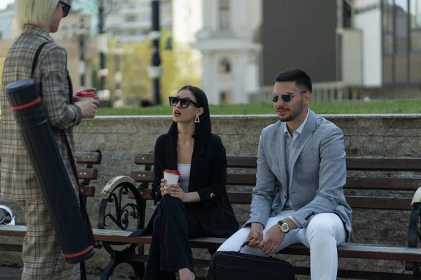 Trzech Biznesmenów Rozmawia Interesach Pijąc Kawę — Zdjęcie stockowe