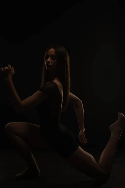 Femla Silhouette Ballerina Posing Her Knees Studio — Zdjęcie stockowe