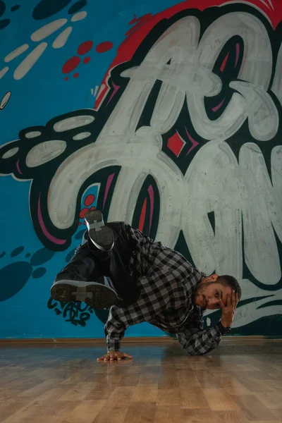 Grafiti Önünde Dans Eden Modaya Uygun Genç Dansçı — Stok fotoğraf