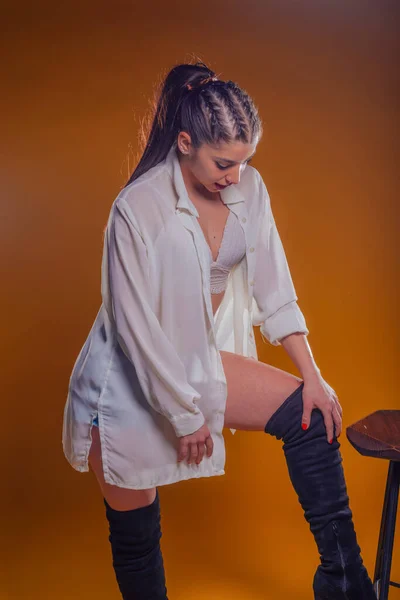 Молода Жінка Стильному Вбранні Білою Лляною Сорочкою Синіми Короткими Джинсами — стокове фото