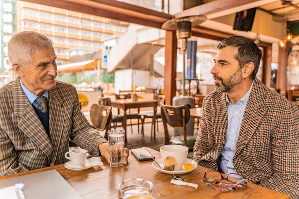 Δύο Ανώτεροι Επιχειρηματίες Κάθονται Μαζί Στη Συνάντηση — Φωτογραφία Αρχείου