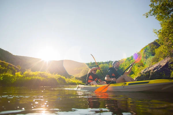 Adultos Mayores Jóvenes Kayakistas Están Haciendo Kayak Juntos Pareja Mientras —  Fotos de Stock