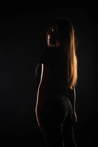 Silhouette Jolie Belle Jeune Fille Posant Dos Studio — Photo