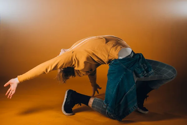 Atletik Beyaz Bir Adam Tarafından Yapılan Sanatsal Dans Hareketleri — Stok fotoğraf