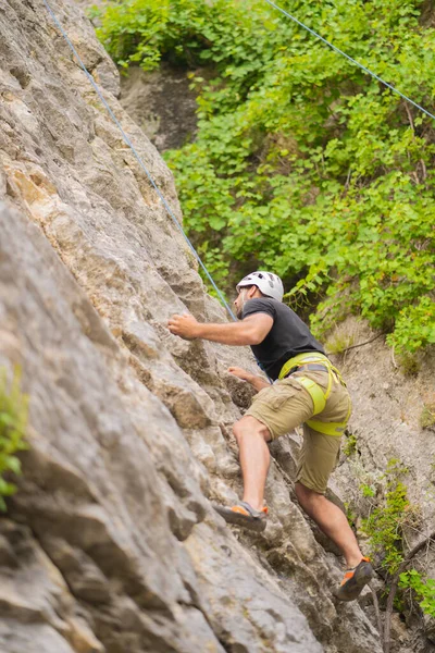 Fit Knappe Vent Klimt Berg — Stockfoto