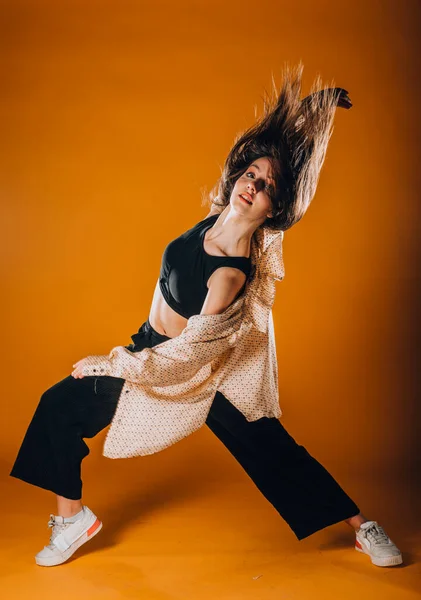 Schlanke Flexible Tänzerin Während Einer Tanzübung Modernen Studio — Stockfoto