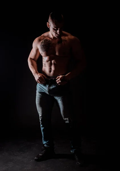 Svalnatý Fit Mladý Kulturista Fitness Mužský Model Pózování Přes Černé — Stock fotografie