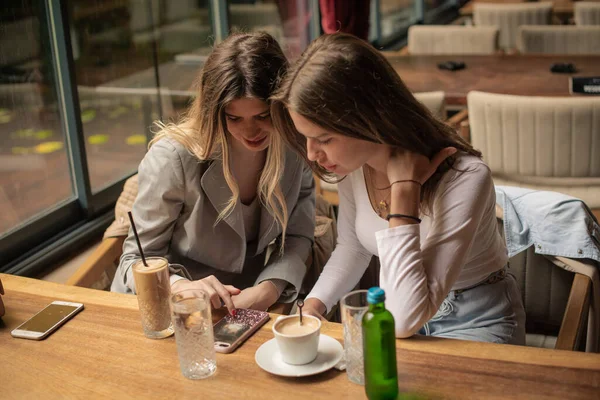 Dos Hermanas Increíbles Hermosas Están Hablando Caja Del Teléfono Foto —  Fotos de Stock