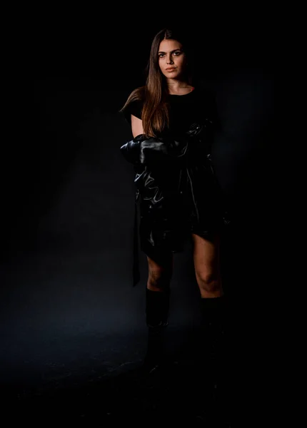 Стильна Молода Жінка Чорній Спідниці Тримає Шкіряне Пальто Руках — стокове фото