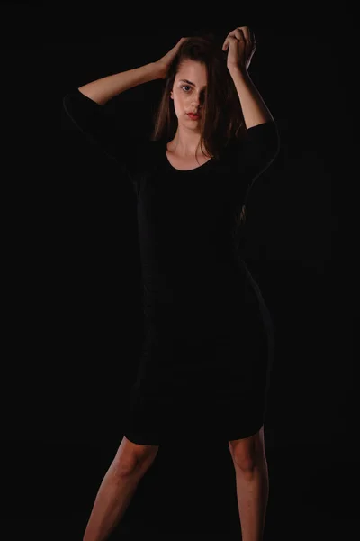 Портрет Красивой Стильной Женщины Позирующей Черных Каблуках Юбке Темном Фоне — стоковое фото
